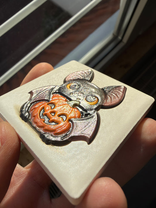 Spooky Mini – Kürbisfledermaus | Keramikmagnet mit Relief