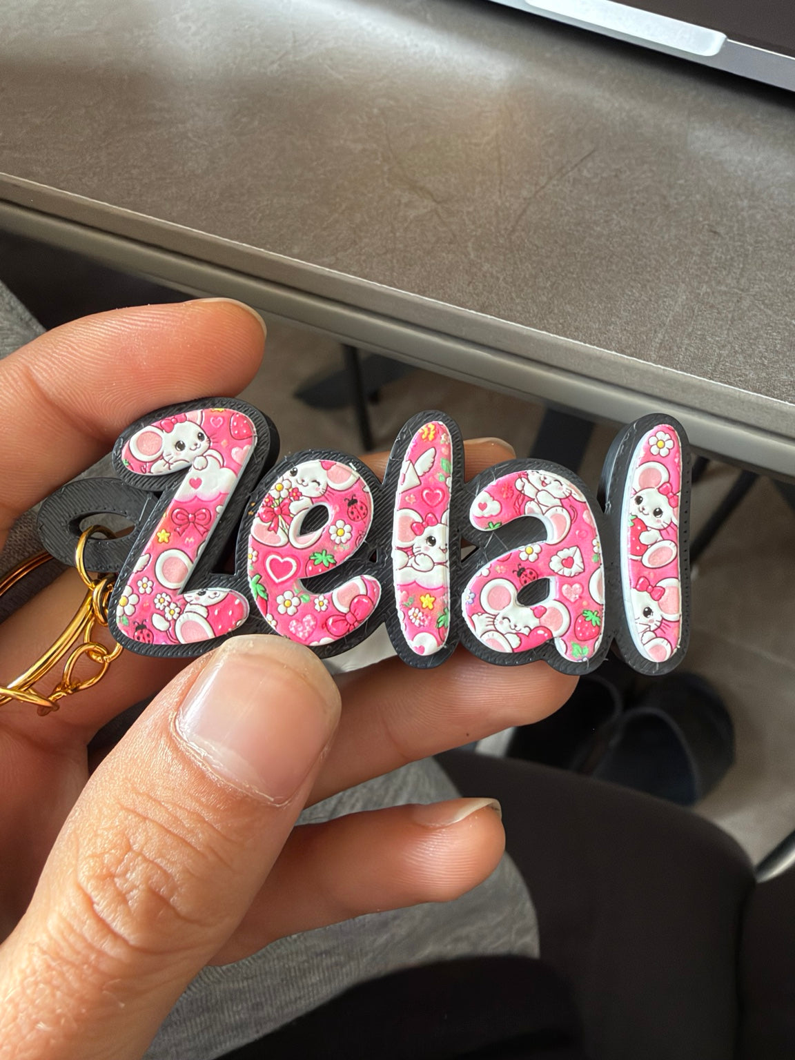 Personalisierter mehrfarbiger Schlüsselanhänger mit Name Zela