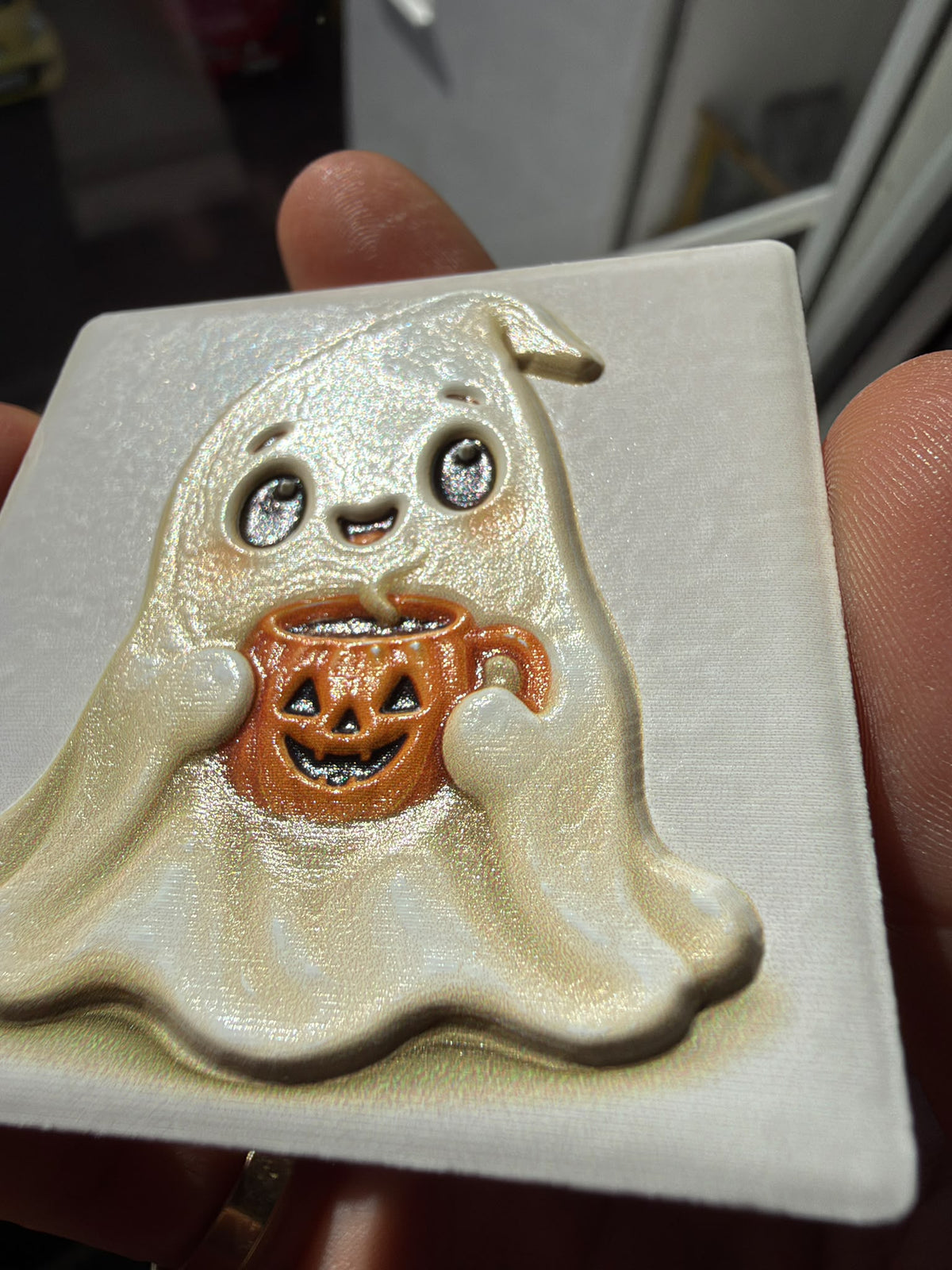 Spooky Mini – Kaffeegeist | Keramikmagnet mit Relief