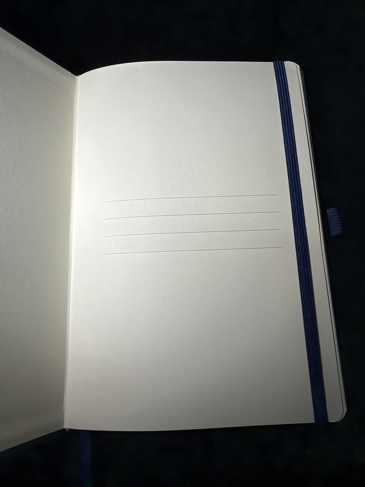 Cremefarbenes liniertes Premium-Papier mit Kopfzeilen-Feld