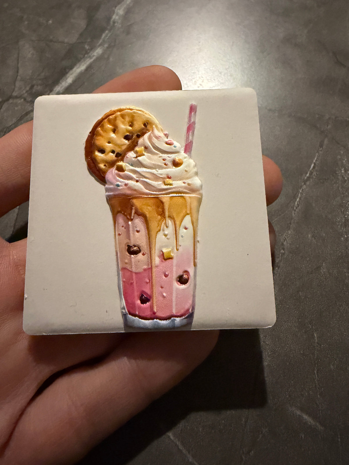 Cookie-Milchshake Keramikmagnet – Originalfoto Vorderansicht