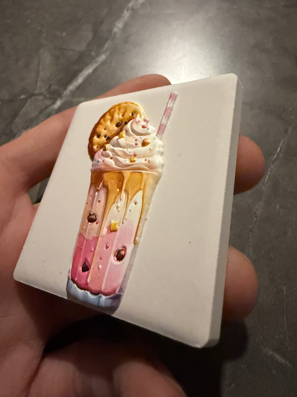 Cookie-Milchshake Keramikmagnet – Originalfoto Reliefdetail