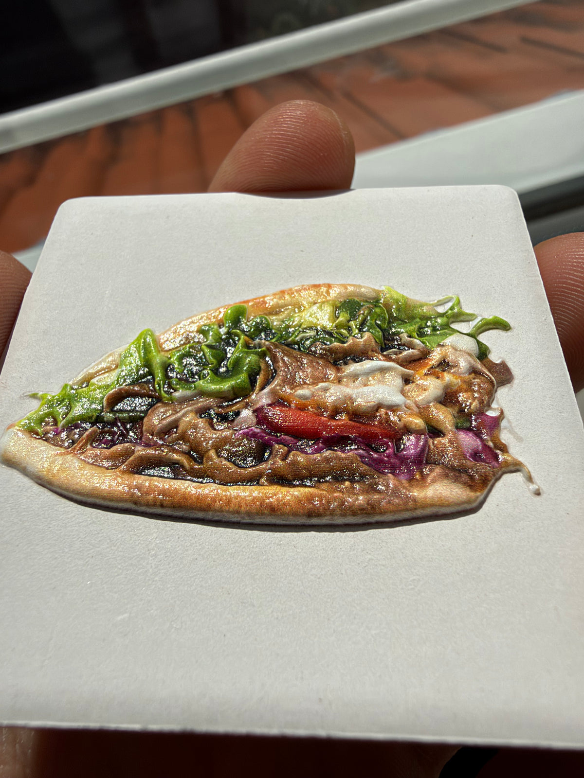 Nahaufnahme des glänzenden Döner-Reliefdrucks