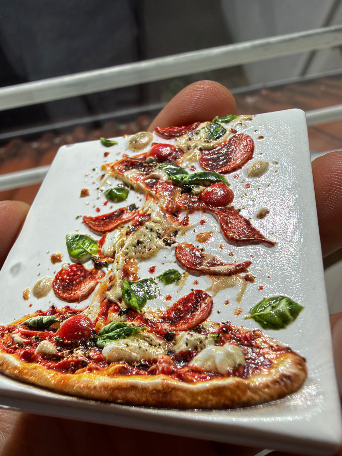 Nahaufnahme des glänzenden Pizza-Reliefdrucks