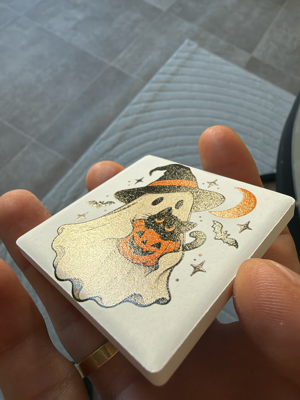 Detailaufnahme des Keramikmagneten Spooky Friends