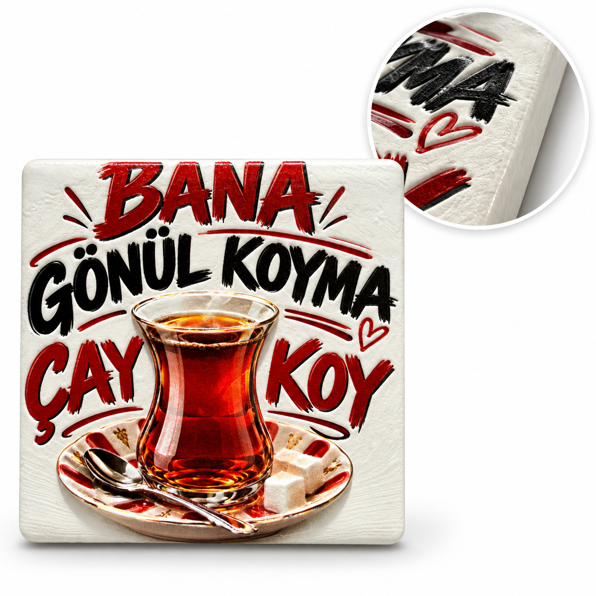 Mockup des Keramikmagneten Teepause mit Teeglas und Schriftzug
